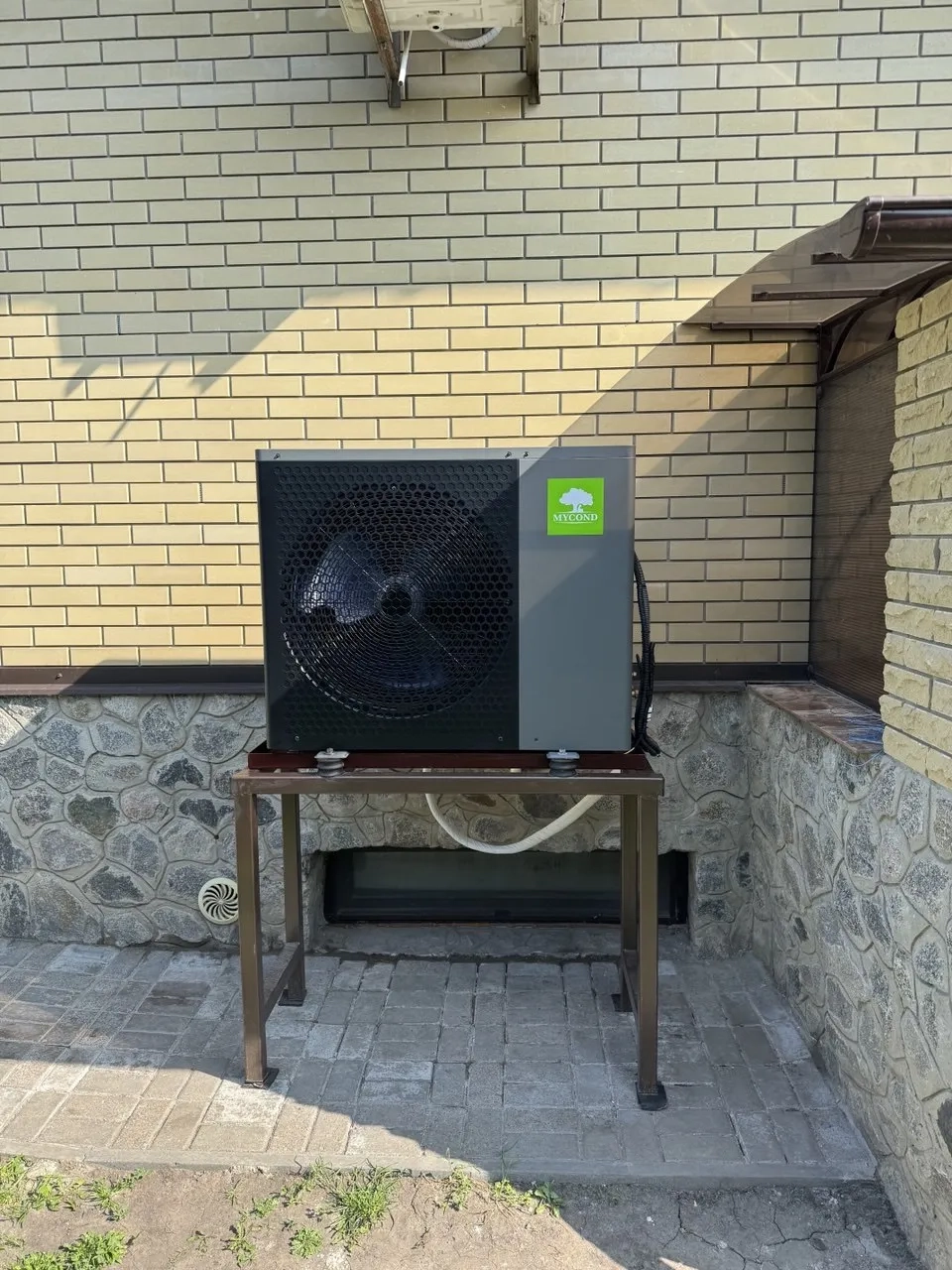 配备 Mycond 分体式热泵 BeeHeat 系列的小屋