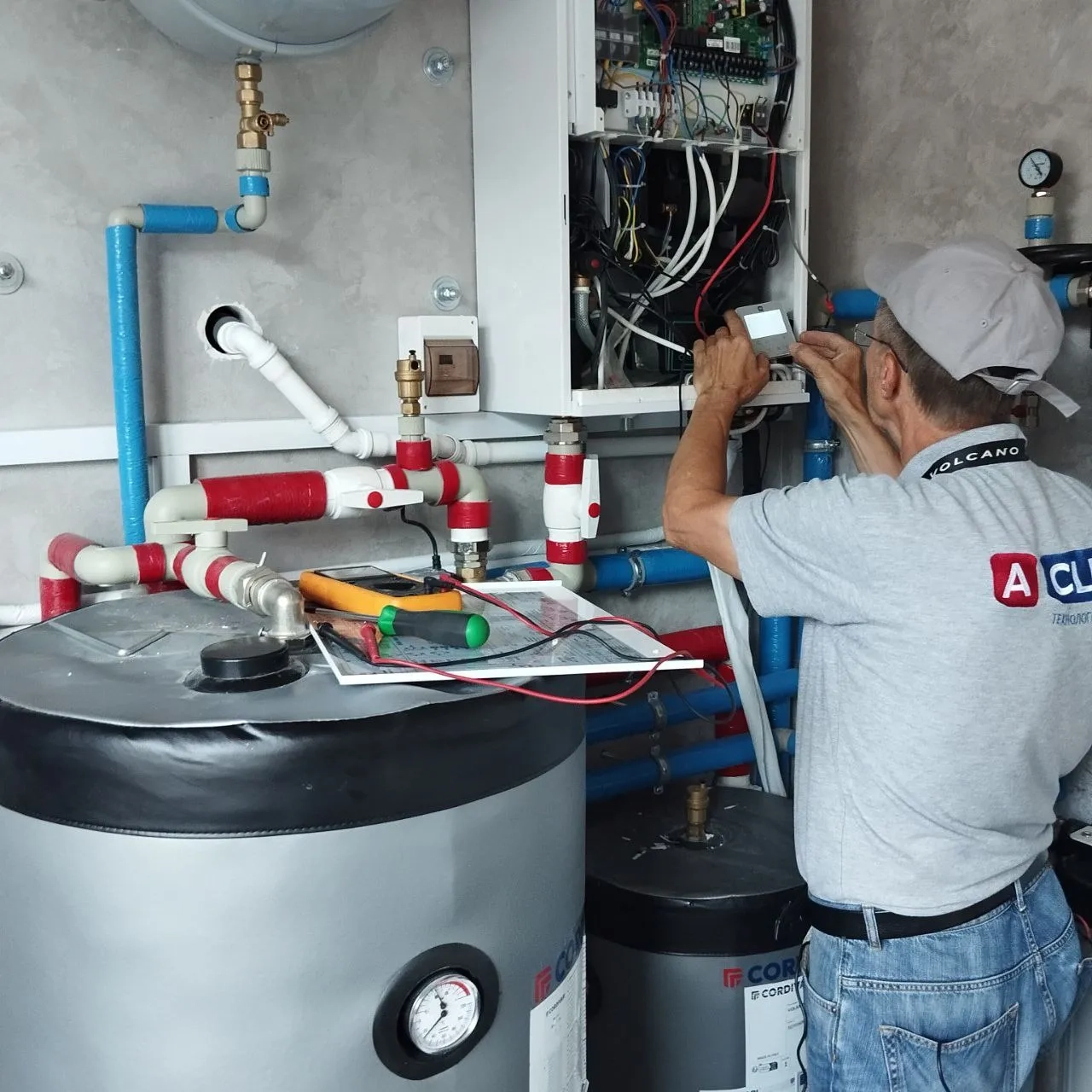 配备 Mycond 分体式热泵 BeeHeat 系列的独立住宅