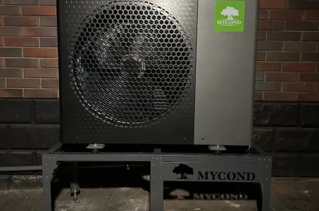 配备 Mycond 分体式热泵 BeeHeat MHS-U12BH 的乡村小屋