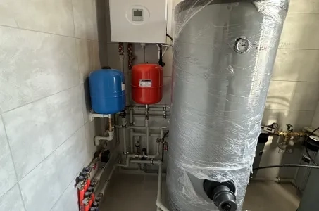 配备 Mycond 分体式热泵 BeeHeat MHS-U12BH 的独立别墅