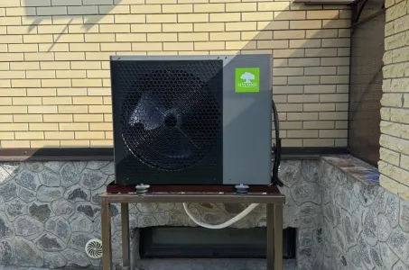 配备 Mycond 分体式热泵 BeeHeat 系列的小屋
