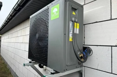 配备 Mycond 分体式热泵 BeeHeat 系列的独立别墅