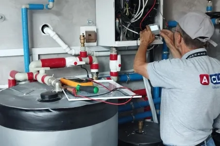 配备 Mycond 分体式热泵 BeeHeat 系列的独立住宅