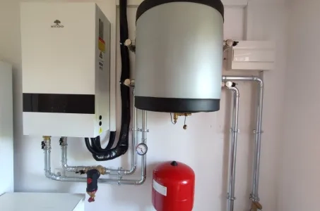 配备 Mycond 分体式热泵 BeeHeat MHS-N14BH/MHS-U14BH 的别墅